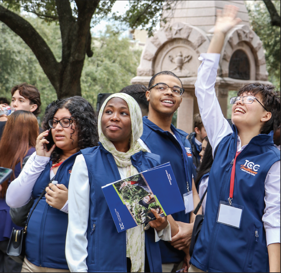 SE Student Government Association officers Leslie Zacarias, Aisha Siwoku, Kornelius Washington and Asia Barfield stand in front of the state capital waving to friends on the steps.